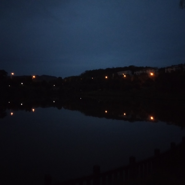 夜晚的湖边