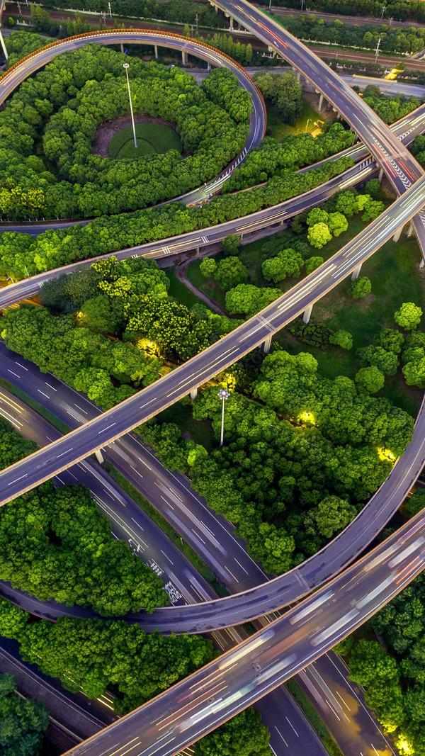 条条大路把乡村和城市连接在一起.