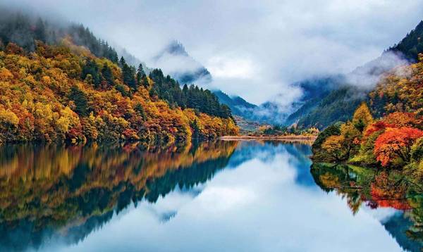 幺妹峰倒影 / 摄影 大川健三 照片拍摄于羊满台海子.
