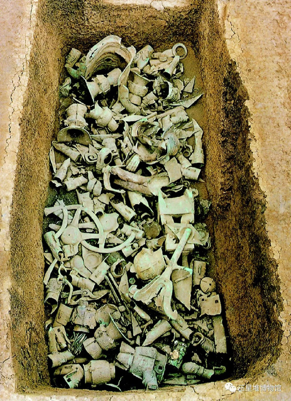 二号祭祀坑发掘现场(江聪摄)